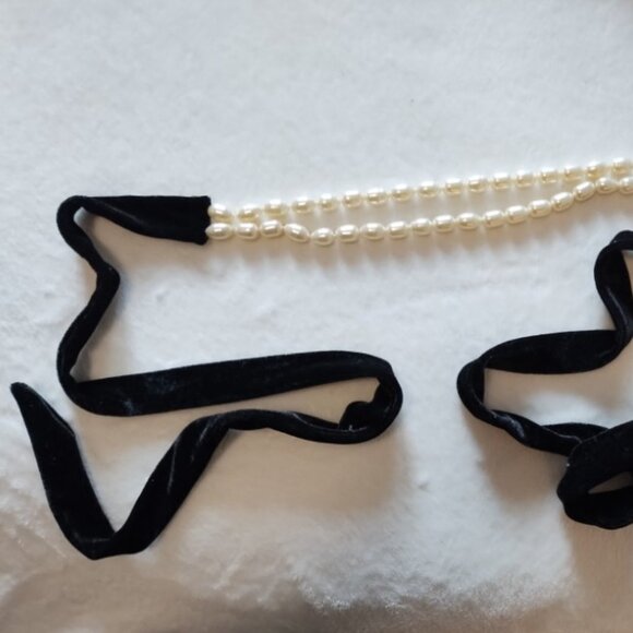 Zara Pearl Velvet Choker - Picture 8 of 10